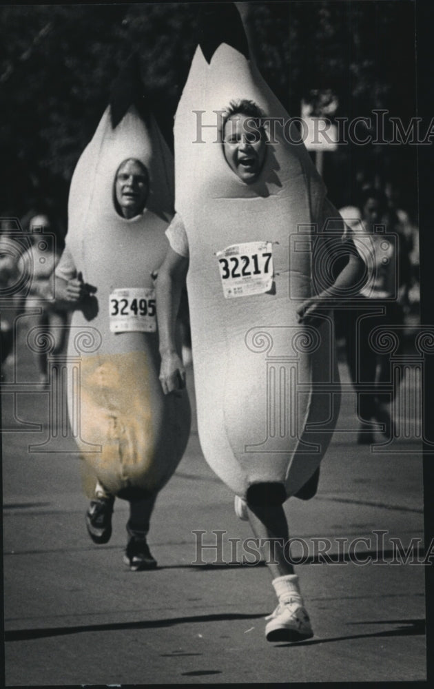 1988 Press Photo a pair of participants in banana suits in Al McGuire&#39;s run- Historic Images