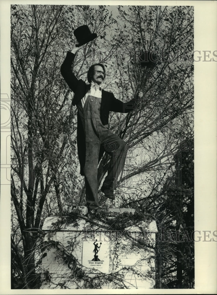 1981 Press Photo Chimney Sweep Thom Singleton atop a chimney - mja80674- Historic Images