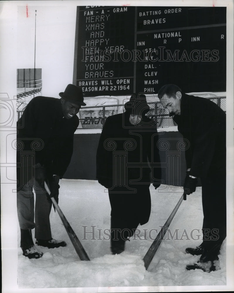 1963 Press Photo Bobby Bragan, Lee Maye, and Denny Menke at County Stadium- Historic Images