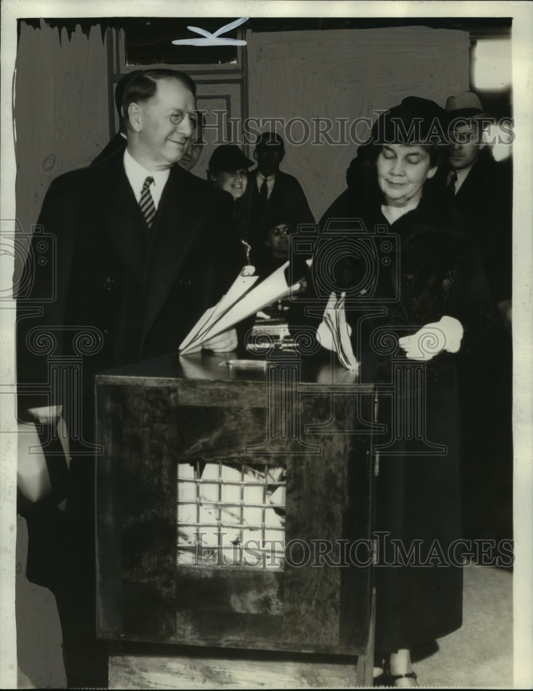 1936 Press Photo Frank Knox, with wife, casts vote for vice presidency, Chicago- Historic Images