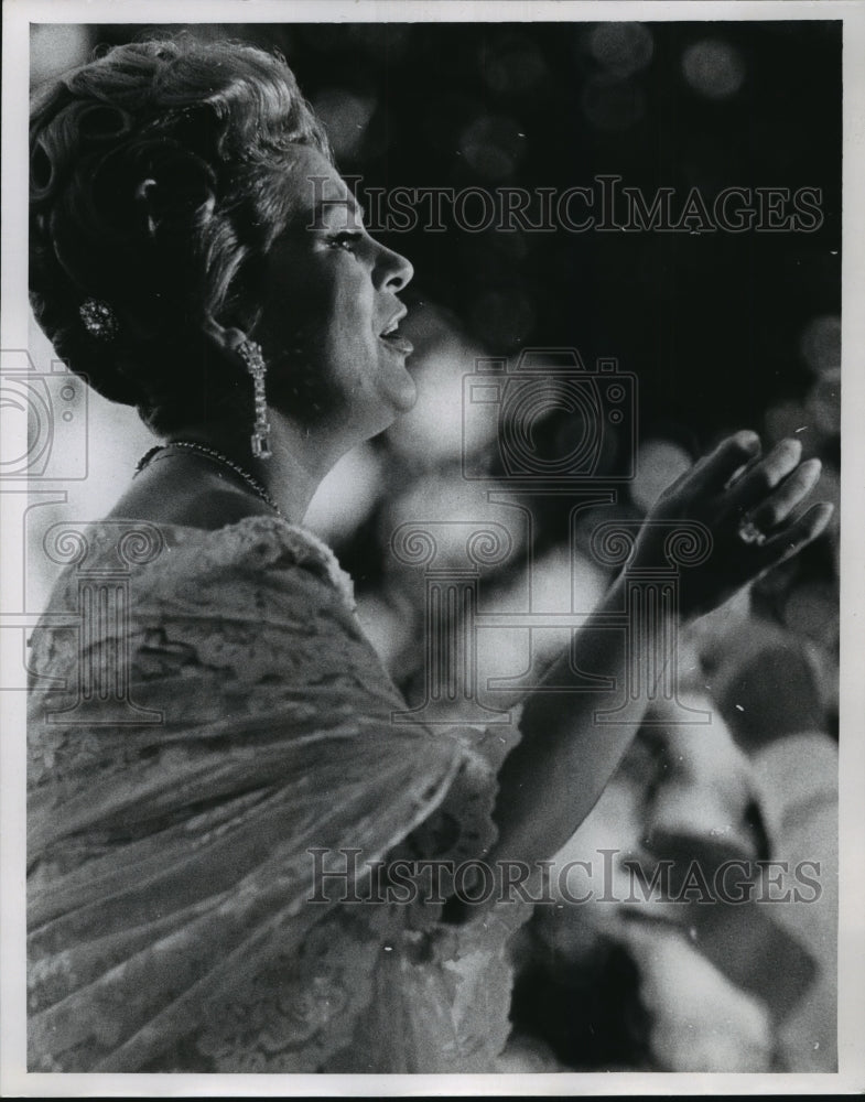 1968 Press Photo Raquel Montalvo singing Latin American Concert, Walker Square- Historic Images