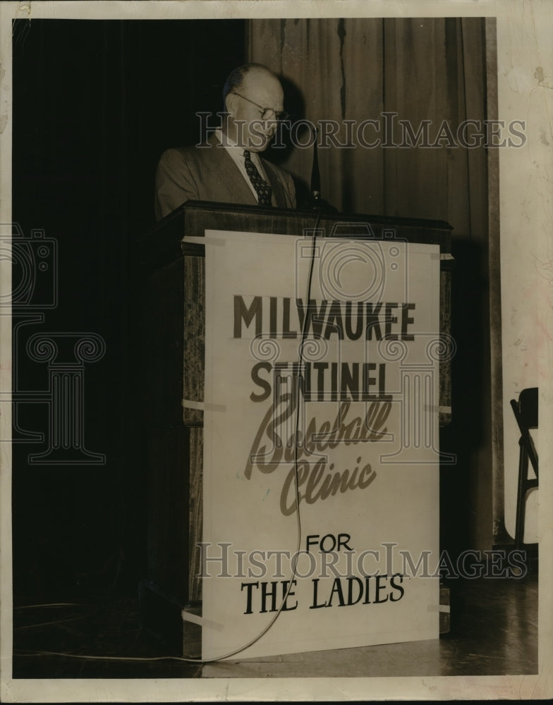 1953 Press Photo Lloyd Larson is master of ceremonies, Sentinel Baseball clinics- Historic Images