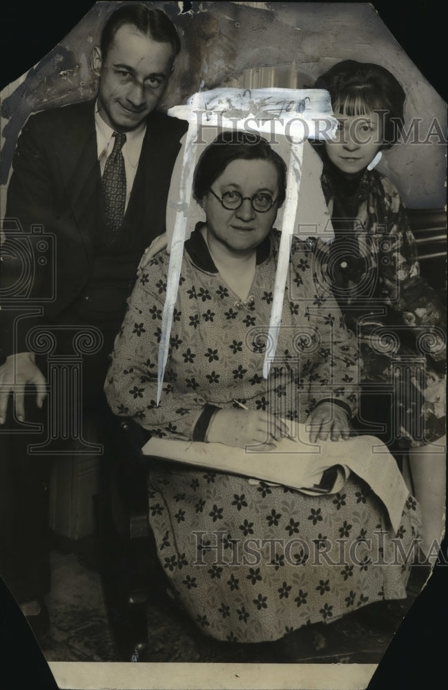 1928 Press Photo Mrs. Mary Kryszak with son, Leo, and daughter, Wanda- Historic Images