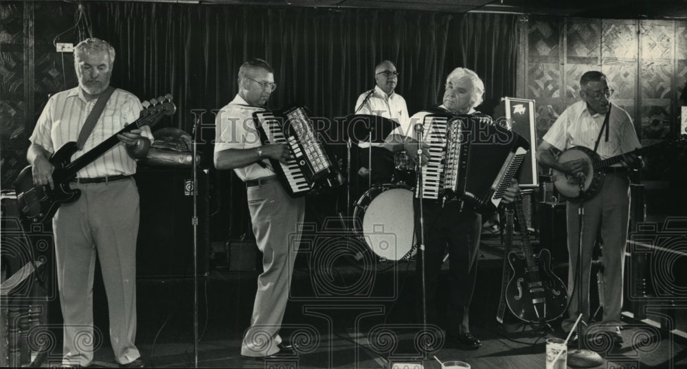 1987 Press Photo Louis Bashell playing the accordion with his band members- Historic Images