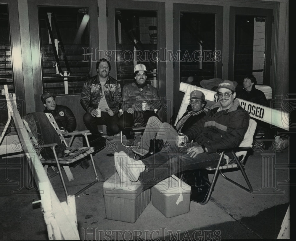 1986 Press Photo Milwaukee Bucks fans waiting to buy tickets for championships- Historic Images