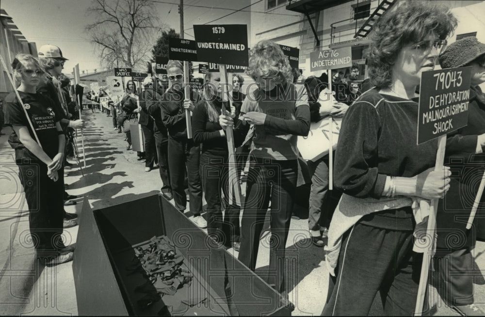 1983 Press Photo Marcher protesting animal abuse at University of Wisconsin- Historic Images