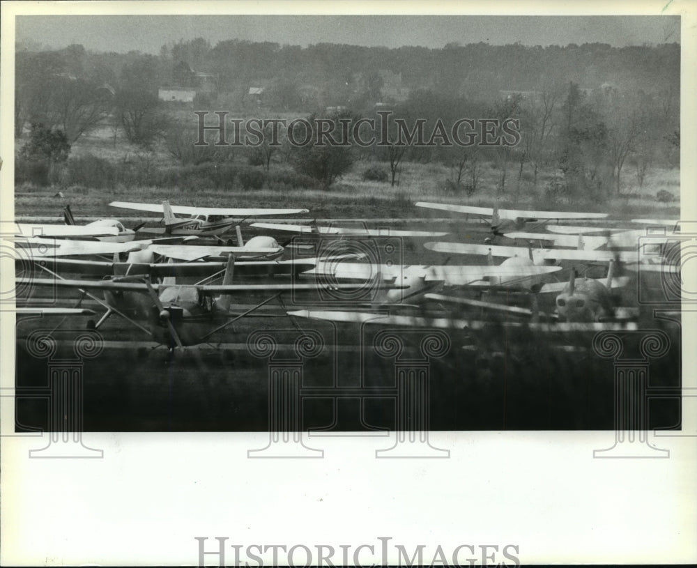 1982 Press Photo small planes sit idle at Capitol Drive Airport in Brookfield- Historic Images