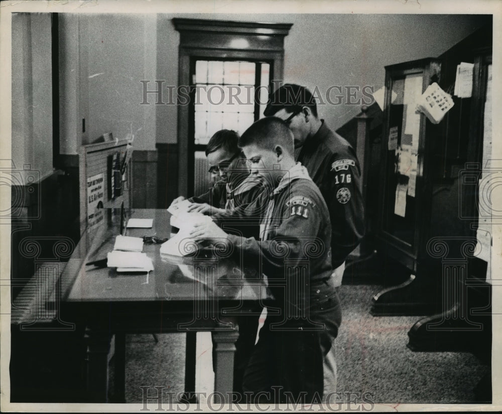 1962 Press Photo Boy Scouts of Various Troops Work Together to Sort The Mail