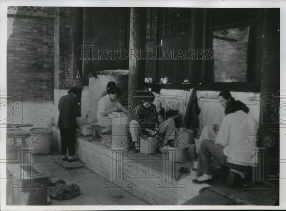 1960 Press Photo Chinese Women Working Together To Make Small Medicine Bottles