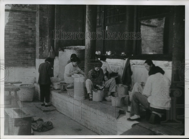 Load image into Gallery viewer, 1960 Press Photo Chinese Women Working Together To Make Small Medicine Bottles
