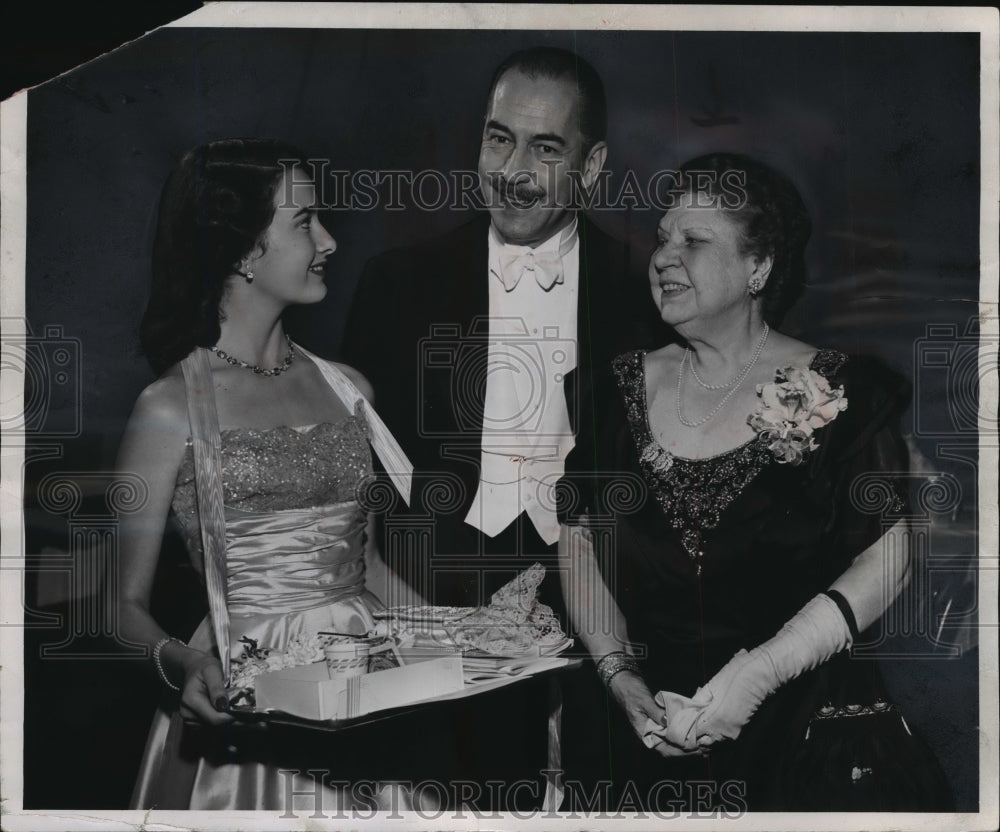 1954 Press Photo Mr. and Mrs. Walter Dake with usher Jacquelyn Howard.- Historic Images