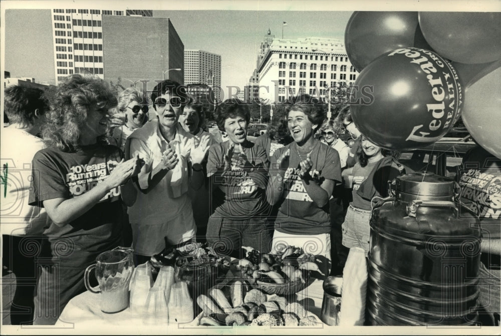 1987 Press Photo Federated Realty Workers provide food to Al&#39;s Run participants- Historic Images