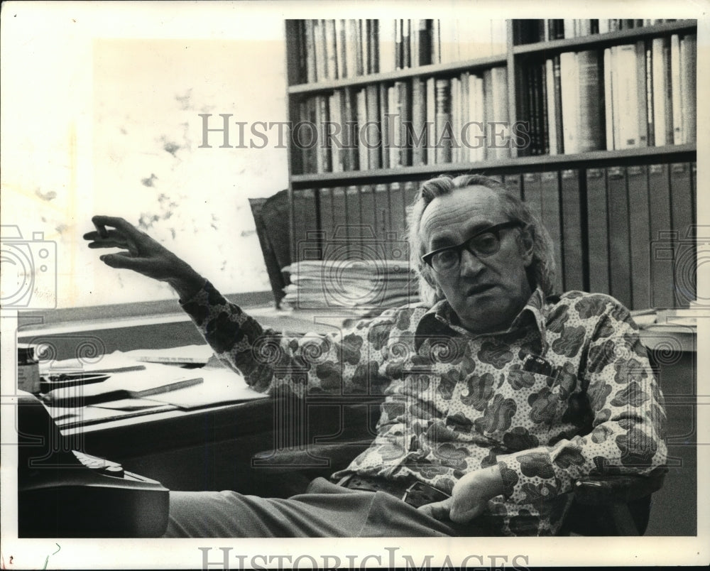 1973 Press Photo Alex Comfort, author, relaxes in his office- Historic Images