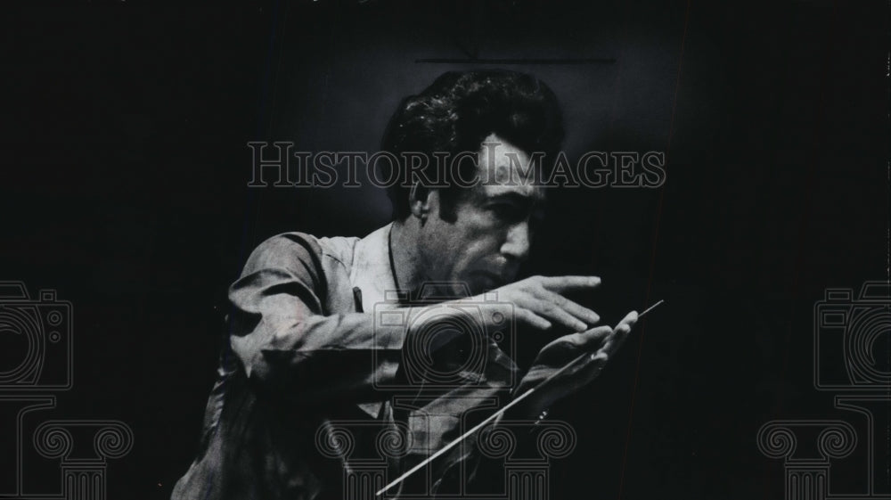 1972 Press Photo Sergiu Comissiona conducting the Milwaukee Symphony Orchestra- Historic Images