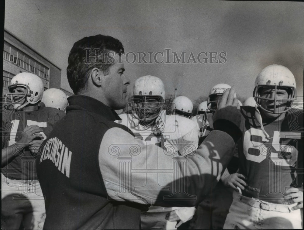 1967 Press Photo Wisconsin football coach John Coatta speaks to his players- Historic Images