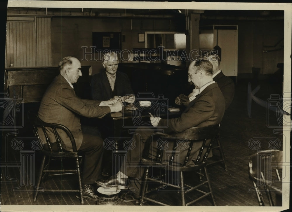 1931 Press Photo Soldiers playing cards at National Soldiers&#39; Home, Milwaukee- Historic Images