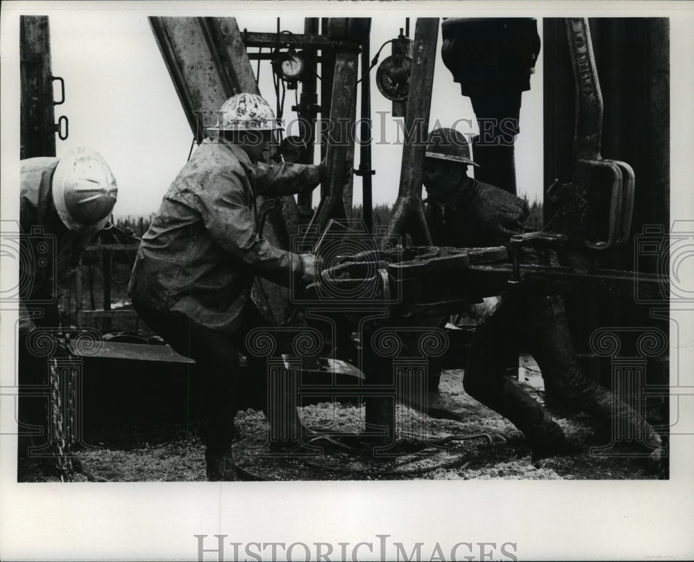 1969 Press Photo A Canadian Crew Drilling down 12,000 feet in search of oil- Historic Images