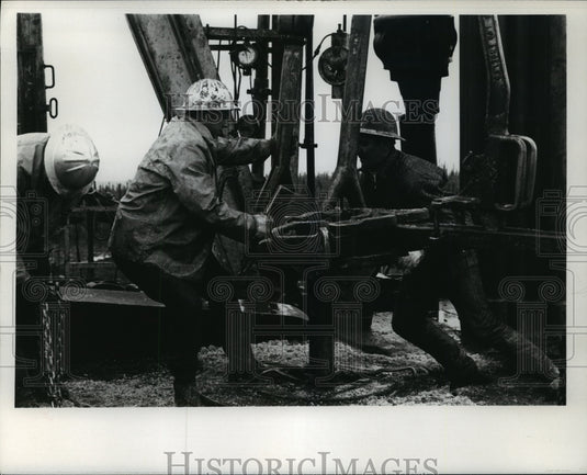 1969 Press Photo A Canadian Crew Drilling down 12,000 feet in search of oil- Historic Images