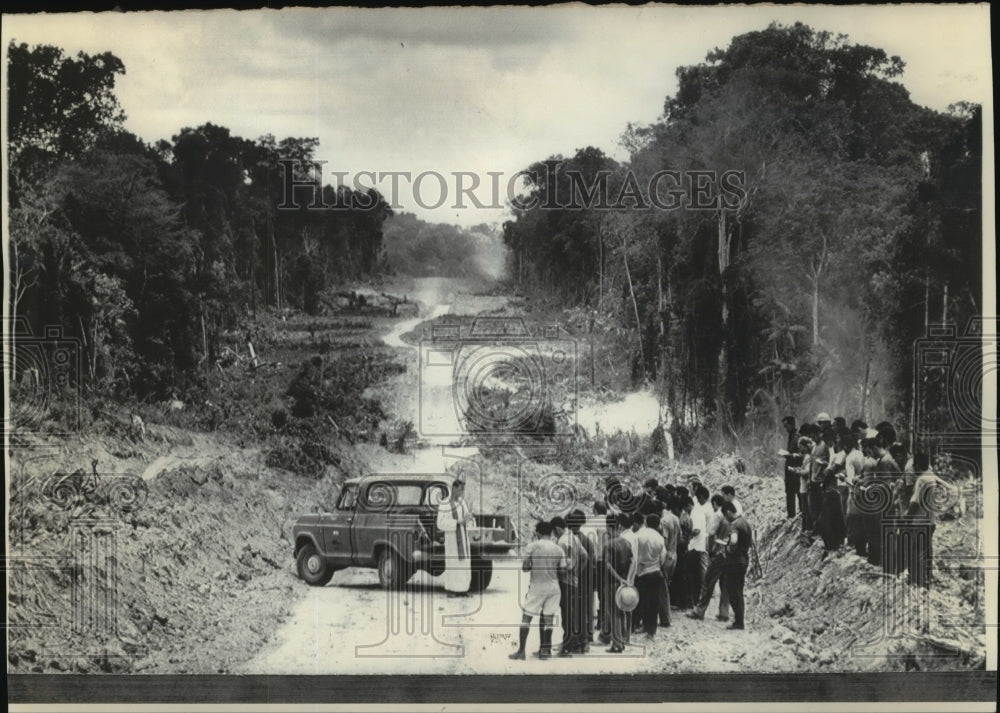 1971 Press Photo workers building a highway, take a break and attend mass- Historic Images