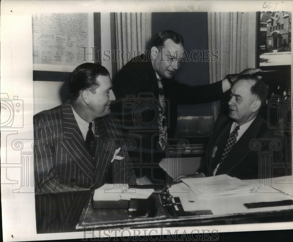 1945 Press Photo The Cooper brothers confer with Leslie O&#39;Connor, baseball- Historic Images