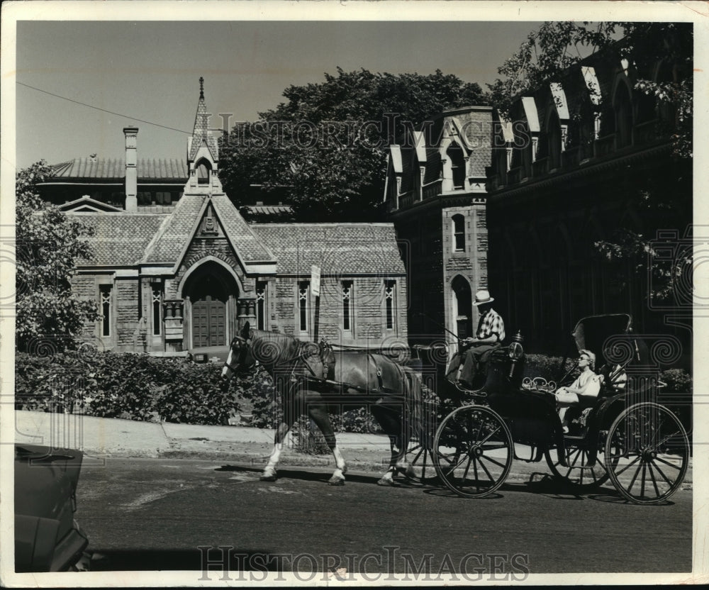 1974 Press Photo Sightseers in horse drawn carriage, McGill University, Canada - Historic Images