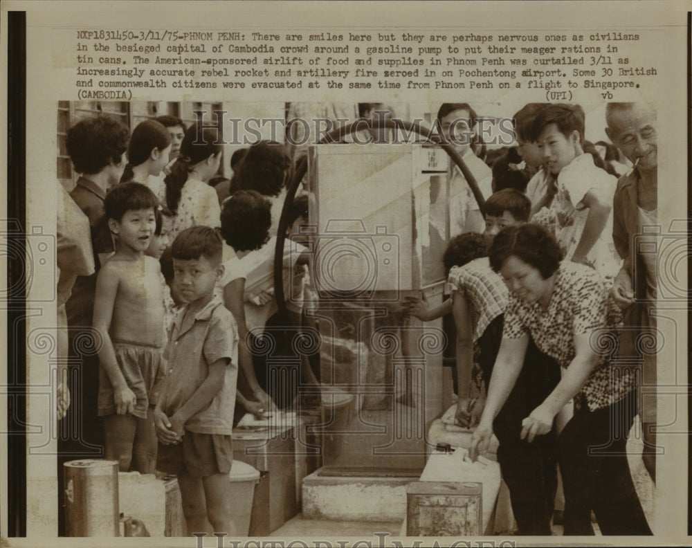 1975 Press Photo Civilians crowd around gasoline pump in the capital of Cambodia- Historic Images