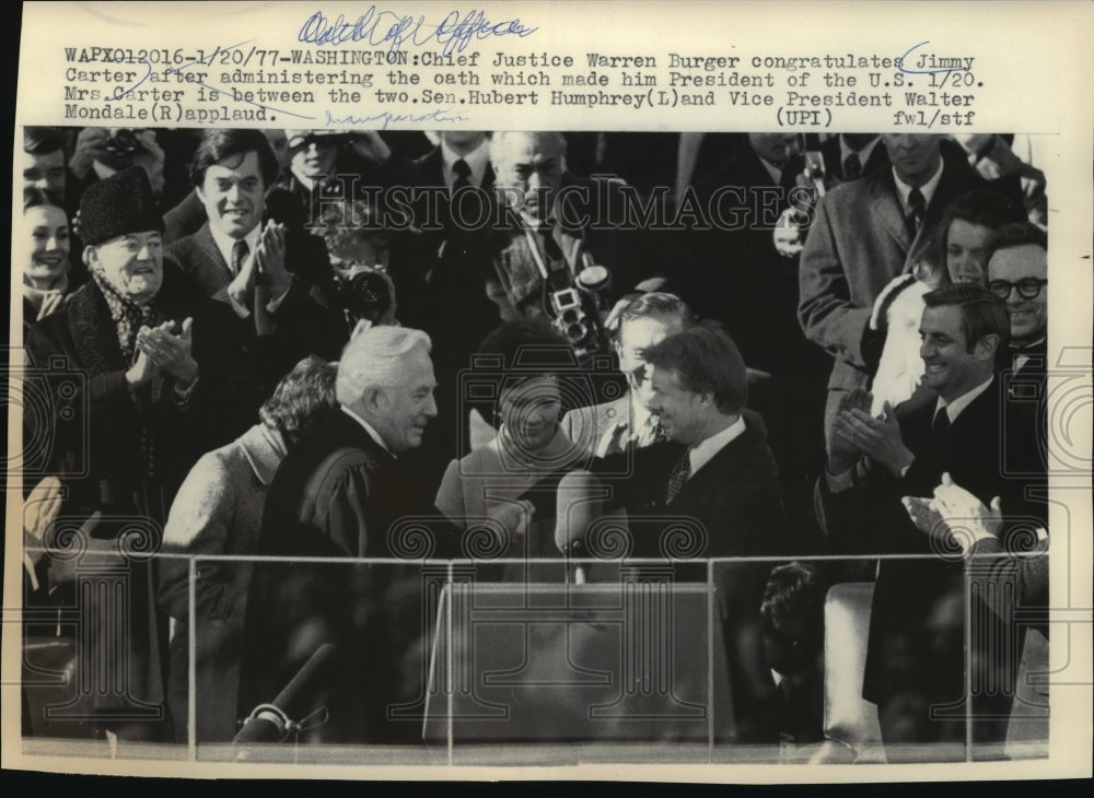 1977 Press Photo Warren Burger Congratulates Jimmy Carter at Inauguration- Historic Images