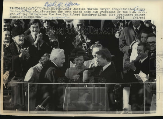 1977 Press Photo Warren Burger Congratulates Jimmy Carter at Inauguration- Historic Images