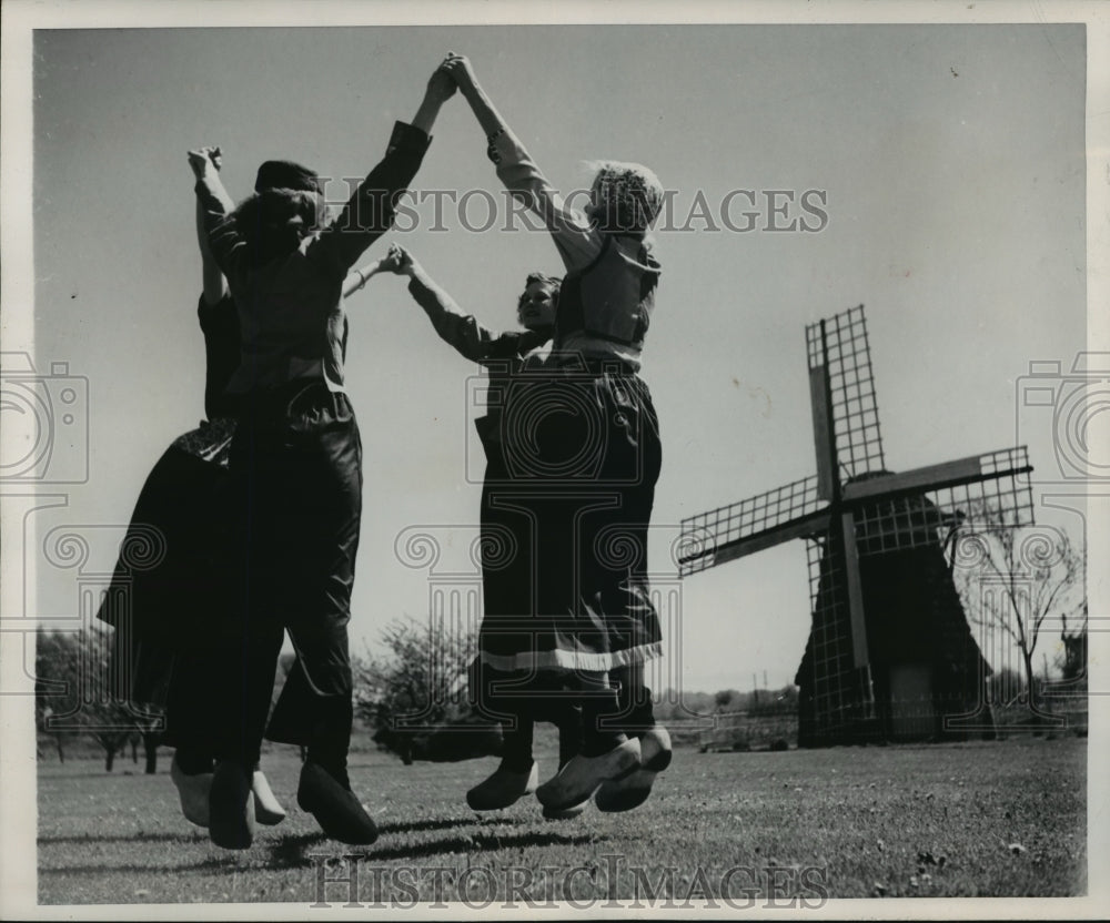 1952 Press Photo A windmill, Dutch caps in Holland, Michigan. - mja82577