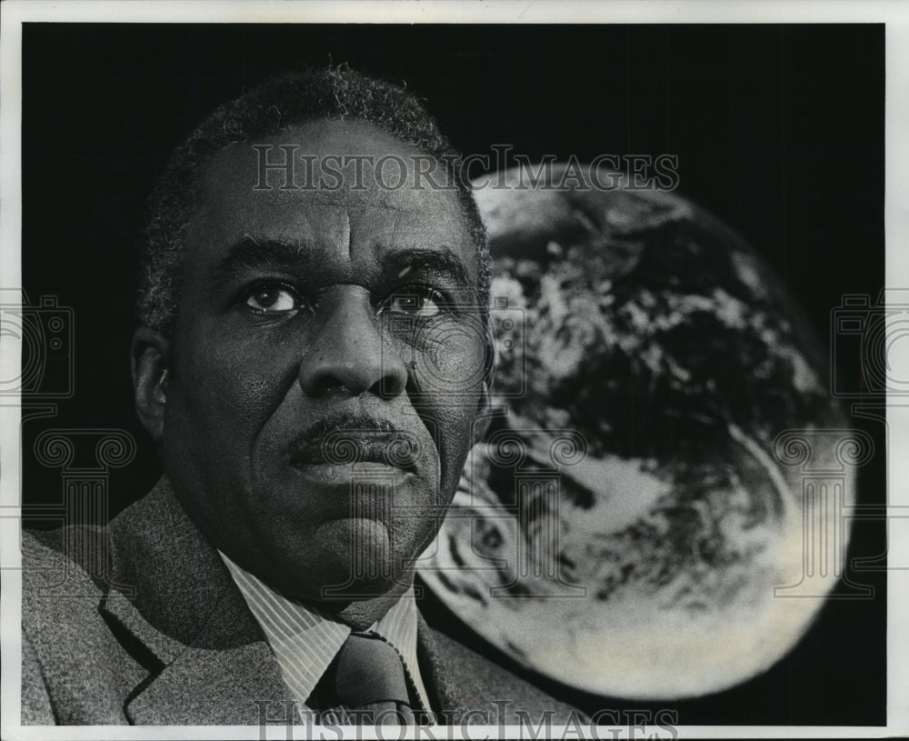 1977 Press Photo President of Marine Bankcard Corp. William Carr in His Office