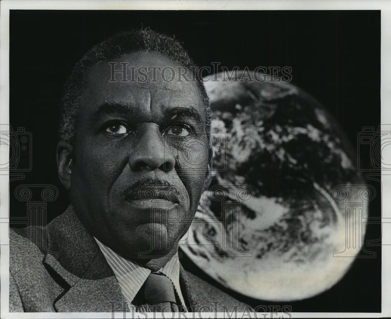 Load image into Gallery viewer, 1977 Press Photo President of Marine Bankcard Corp. William Carr in His Office

