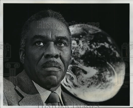 1977 Press Photo President of Marine Bankcard Corp. William Carr in His Office