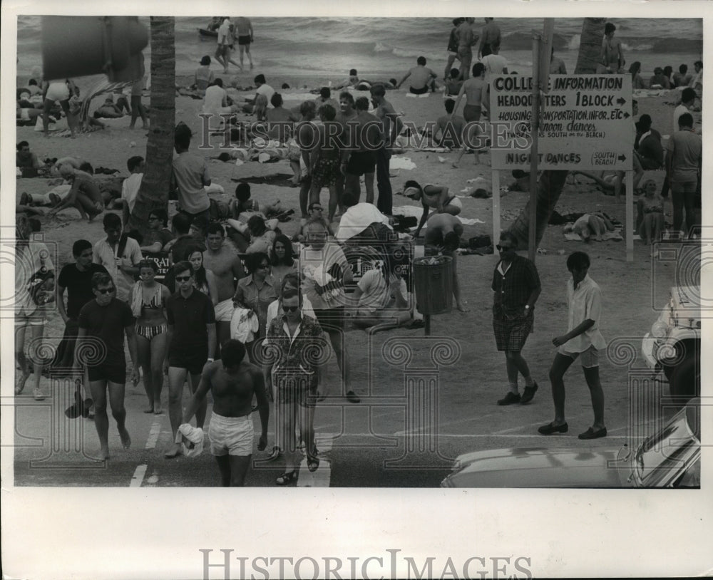 1969 Press Photo Foot Traffic on a Beach in Fort Lauderdale, Florida - mja82618- Historic Images