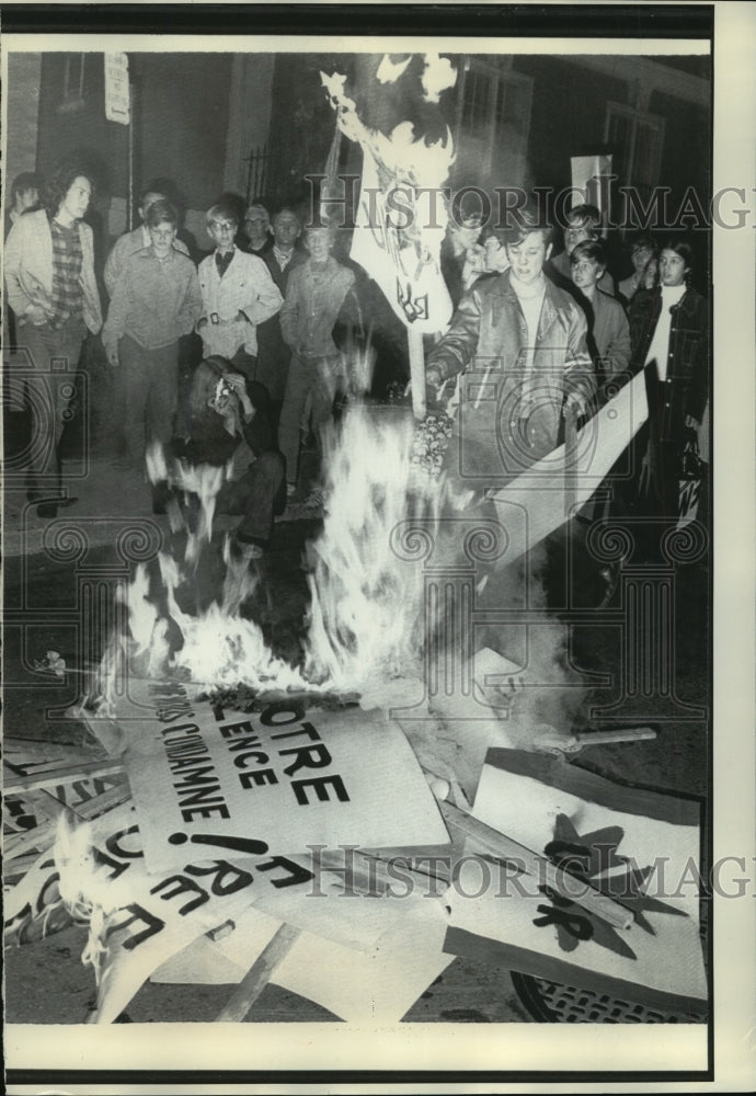 1971 Press Photo The Montreal Anti-Kosygin Marchers Burn Signs and Placards- Historic Images