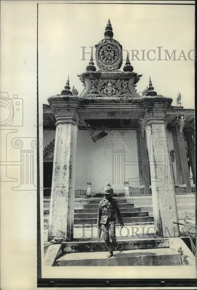 1971 Press Photo Soldier at Partially Destroyed Temple, Suong, Cambodia- Historic Images