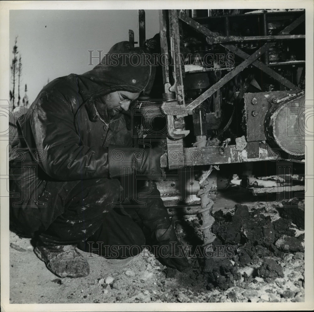 1952 Press Photo Canadian Oil Industry drilling- Historic Images