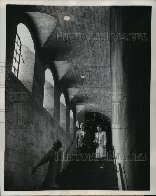 1947 Press Photo Visitors on medieval stairway lit by natural and electric light- Historic Images