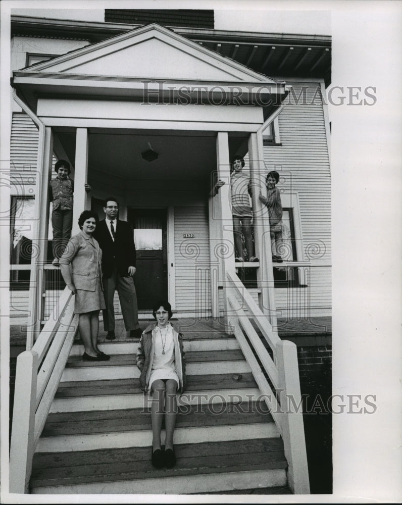 1968 Press Photo The Adelman Family Survives Off a Welfare Budget - mja83041- Historic Images