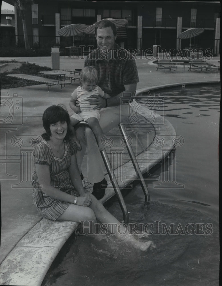 1973 Press Photo Milwaukee Brewers Baseball Pitcher Jim Colborn And Family- Historic Images