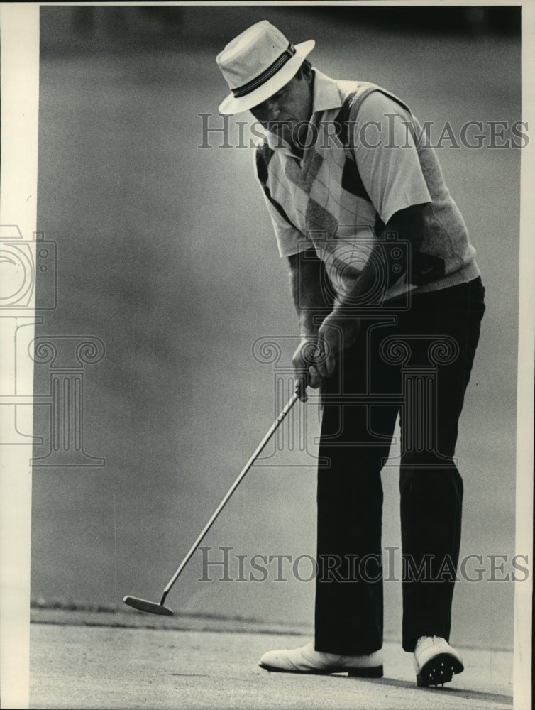 1985 Press Photo Professional Golfer Jim Colbert Reacts To His Birdie Putting- Historic Images
