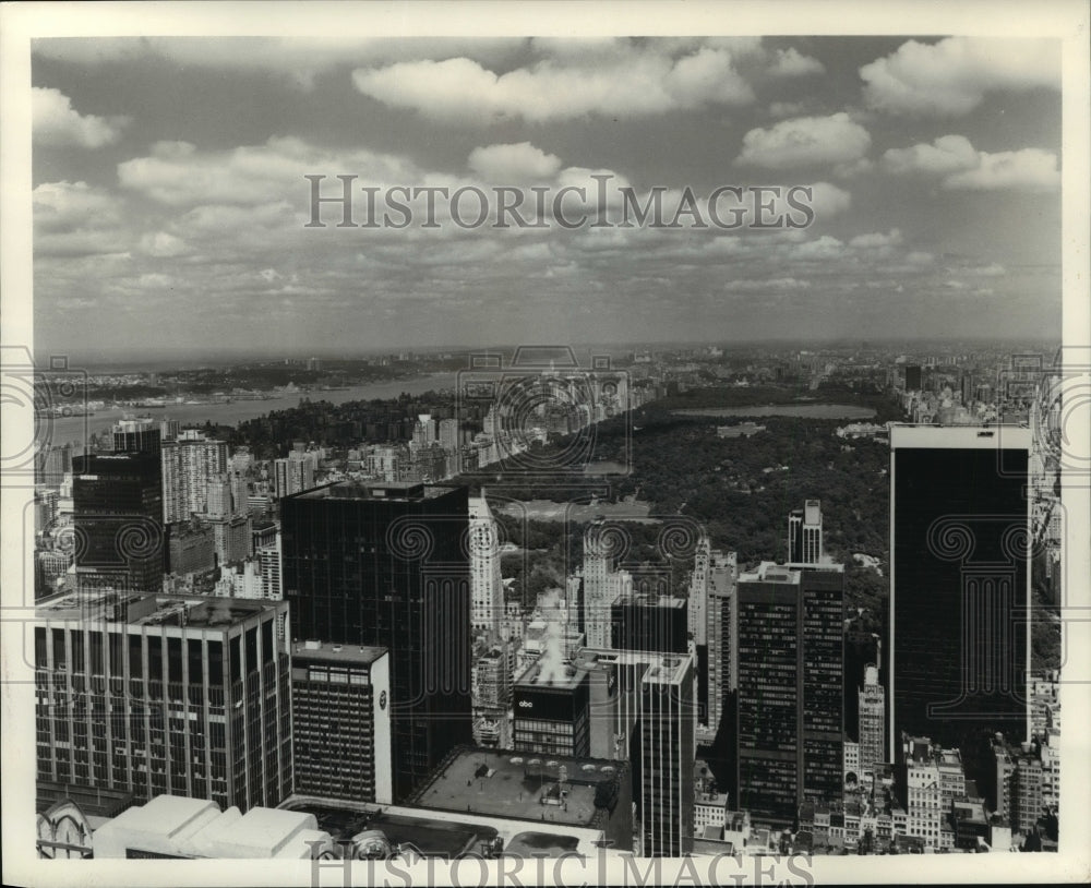 1975 Press Photo Skyline of Central Park and New York City - mja83476