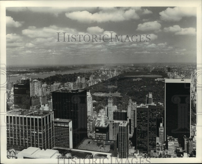 Load image into Gallery viewer, 1975 Press Photo Skyline of Central Park and New York City - mja83476
