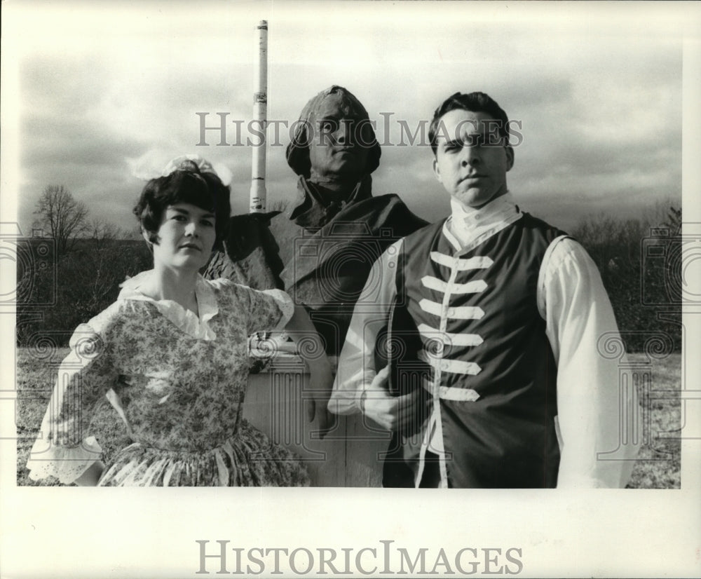 1968 Press Photo Gilbert and Kathleen Nichols pose with George Washington bust- Historic Images