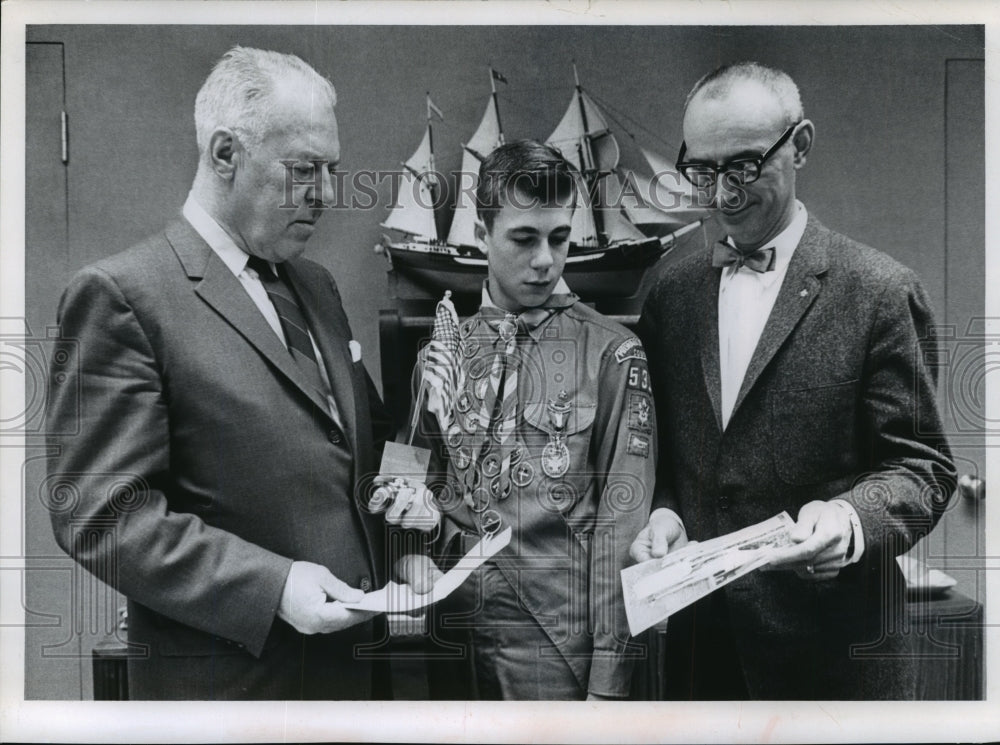 1965 Press Photo C.R. Conlee receives flagpole form Eagle Scout William Krambs - Historic Images