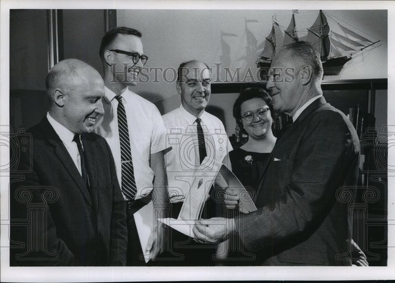 Load image into Gallery viewer, 1964 Press Photo Advisers on The Journal Sponsor Jr Achievement Publication, WI

