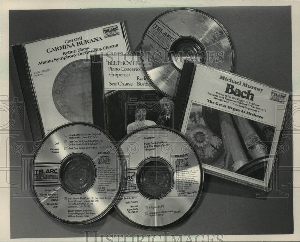 1983 Press Photo Compact Digital Discs: Customers Ask for Demonstrations Daily- Historic Images