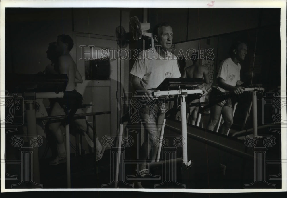 1991 Press Photo Igor Skylar Works Out at the Milwaukee Athletic Club in MI- Historic Images