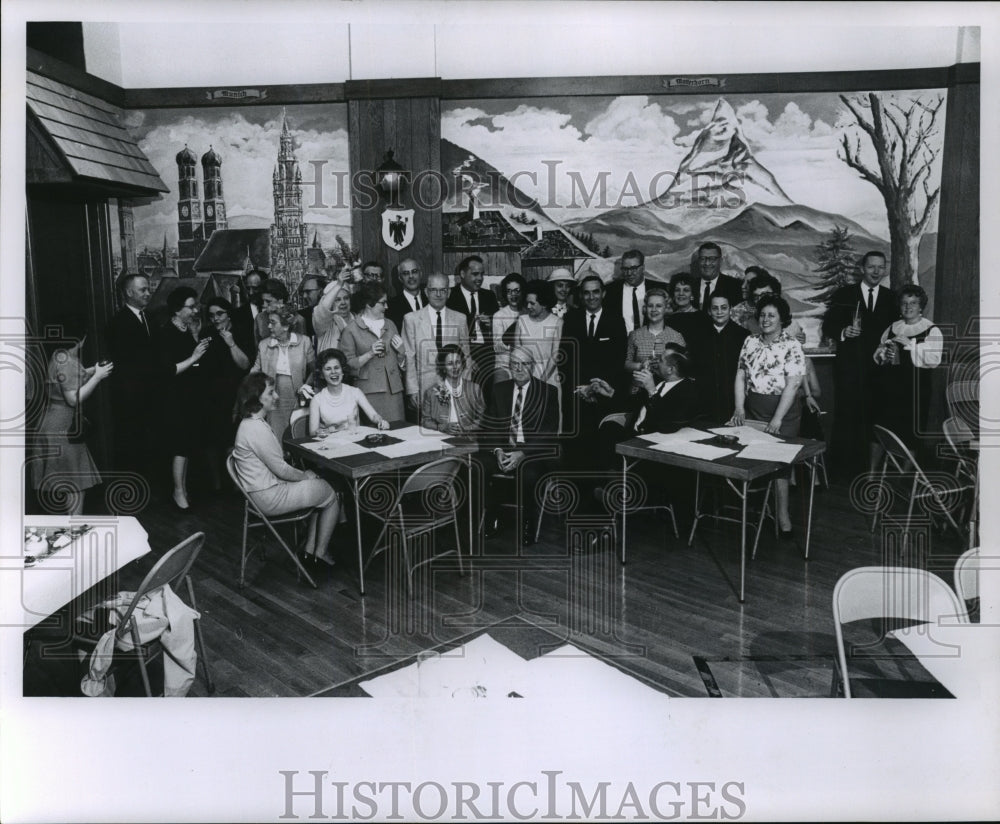 1964 Press Photo Elmer Boehmer celebrates his 25th Anniversary at the Journal- Historic Images