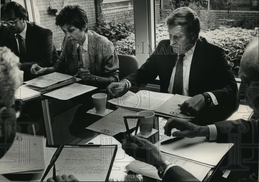 1988 Press Photo at a Zoo board meeting is Gilbert Boese, Milwaukee Zoo director- Historic Images