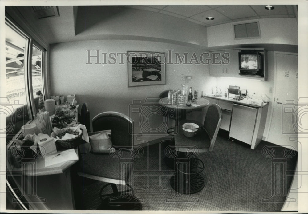 1989 Press Photo Inside a clubhouse at Wrigley Field, Chicago - mja83853- Historic Images